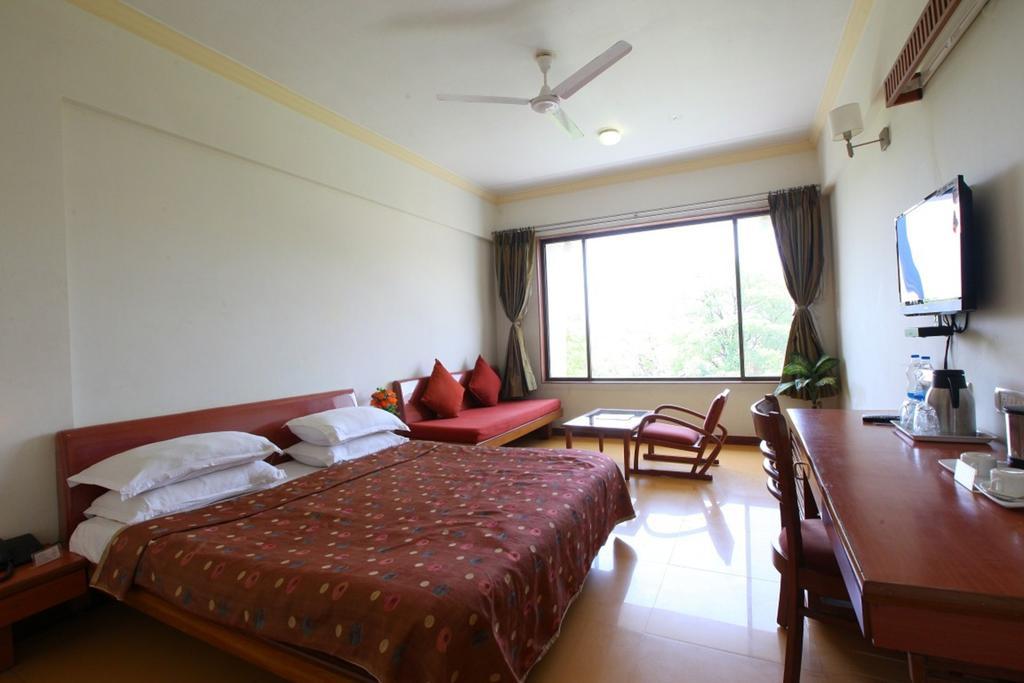 Shilpi Hill Resort Saputara Rum bild