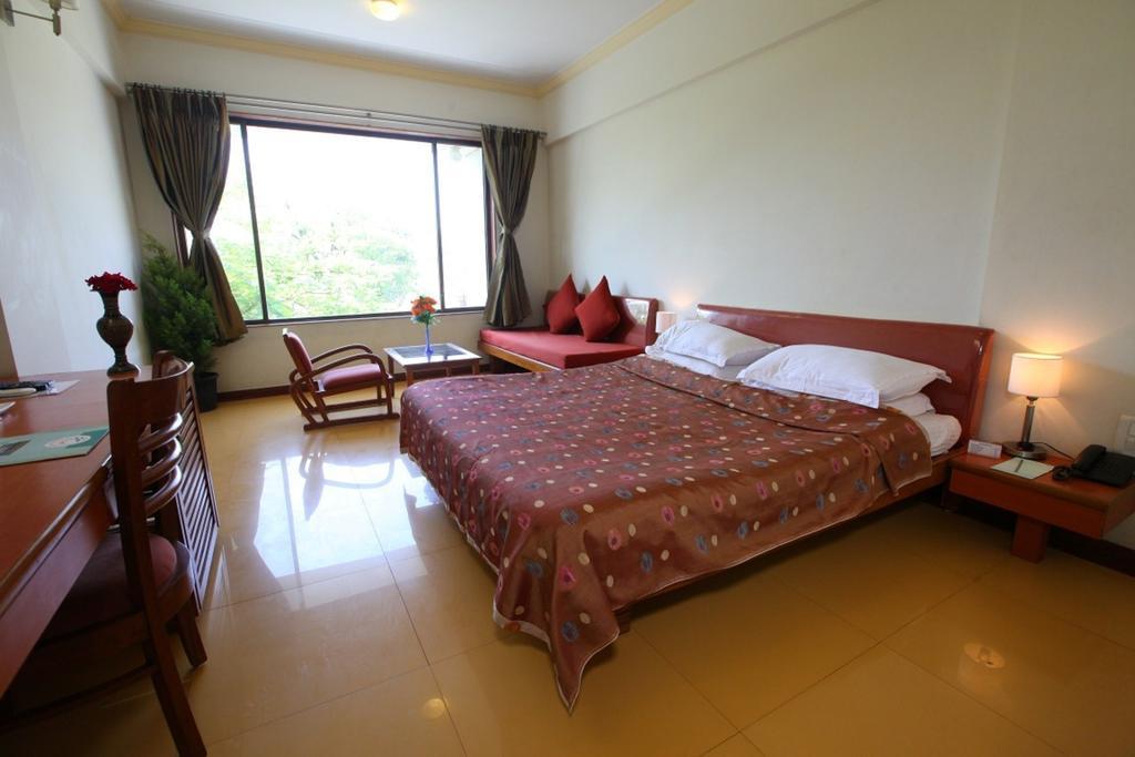 Shilpi Hill Resort Saputara Rum bild